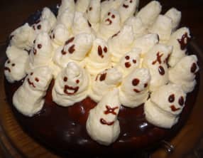 Gâteau d’Halloween à la citrouille et sa nuée de fantômes mousse chocolat blanc