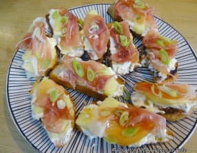 Crostini chèvre, jambon Prosciutto di Parma, pomme et miel