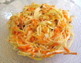 Chou blanc fermenté avec des carottes