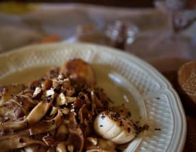 Noix de St Jacques et tagliatelles fraîches, sauce au cacao amer