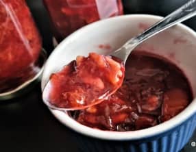 Confiture de prunes à la cannelle et aux noix