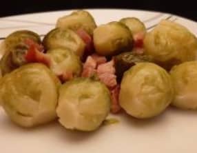 Choux de Bruxelles à la poêle avec lardons et oignons