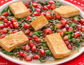 Lentilles aux épinards, tofu fumé et grenade