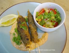 Kefta de boeuf, sauce blanche et salade aux pois chiches