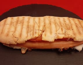 Knacki et mozzarella avec un appareil à panini