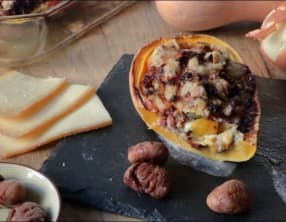 Butternut farcie et gratinée aux châtaignes, lard et oignons