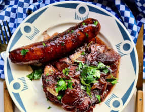 Saucisses et prunes rôties à l’aigre-douce