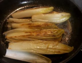 Endives braisées à la poêle caramélisées