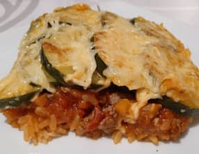 Gratin de riz à la tomate, aux courgettes et bœuf haché