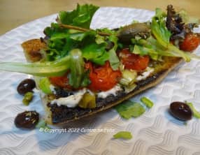 Tartine rôtie tomates cerises, mozzarella, olives niçoises