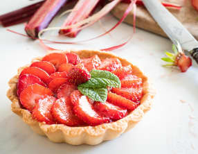 Tartelettes vegan à la gelée de rhubarbe et aux fraises
