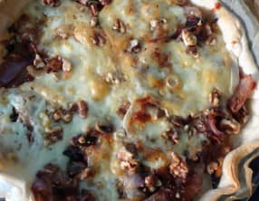 Tarte salée aux oignons caramélisés, fromage Tetilla et noix