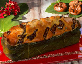 Cake aux figues et vin doux, cuit dans des feuilles de figuier