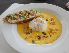 Crème de butternut, oeuf poché, crumble de parmesan