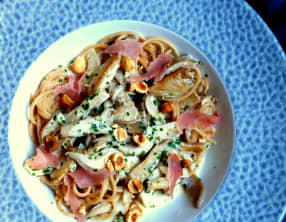 Spaghetti aux pleurotes, jambon fumé et noisettes