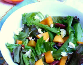 Salade de kakis au chèvre, vinaigrette au sirop d'érable