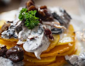Millefeuille de pomme de terre et butternut, champignons forestiers et marrons grillés