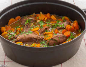 Joues de porc aux carottes, céleri branche et à la bière