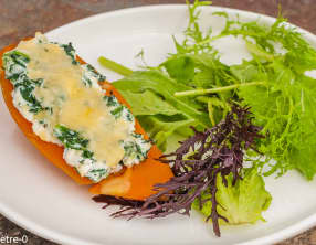 Patate douce farcie aux épinards et à la ricotta