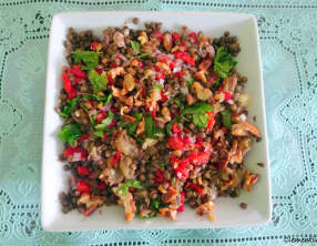 Salade de lentilles aux aubergines carbonisées, poivrons et noix