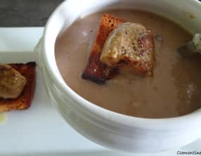 Velouté de marrons parfumé au genièvre, foie gras rôti sur pain d'épices