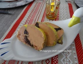 Foie gras mi cuit aux pruneaux et au piment d'Espelette