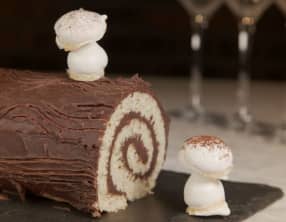 Bûche roulée traditionnelle de Noël au chocolat