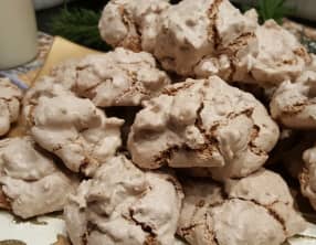 Petits gâteaux aux noix meringués