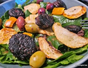 Salade d'épinard frais avec du boudin noir et chips de navet