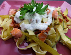 Tagliatelle au saumon frais et à la courgette