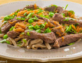 Pâtes fraiches au boeuf, sauce soja et légumes