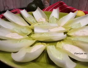 Barquettes d’endives, crème d’avocat et de saumon fumé
