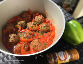 Boulettes de viande aux oignons sauce aux poivrons