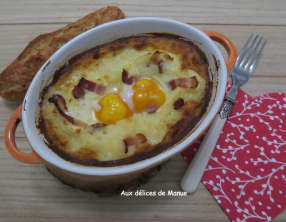 Oeufs cocotte en purée au comté et poitrine fumée