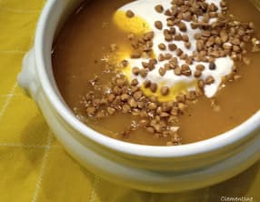 Soupe de potimarron, mousse de chèvre frais, grains de sarrasin toastés