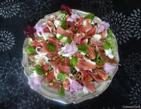 Salade de figues, burrata, jambon de Parme et basilic