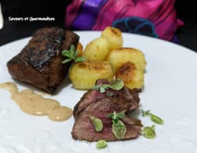 Cerf poêlé, crème balsamique, pommes grenaille sautées