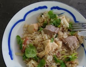 Riz frit à la coriandre et au basilic