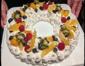 Pavlova aux fruits exotiques en couronne