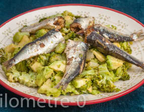 Salade de brocolis, avocat et sardines