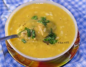 Soupe de lentilles corail au blanc de poulet, crème fraîche, potiron