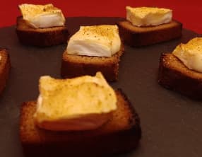 Toasts pain d'épices et camembert