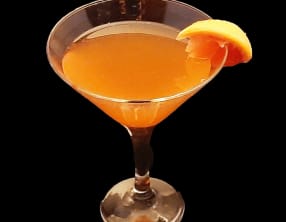 Cocktail champagne, angostura et pamplemousse rosé