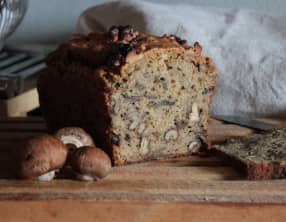 Cake aux champignons, oignons, noix et vin blanc