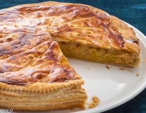 Galette des rois à la crème d’amandes et aux pommes