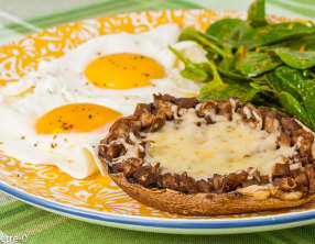 Champignons portobello aux oeufs sur le plat