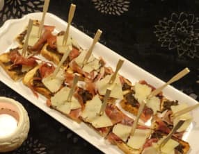 Pintxo à la tapenade d'olives et jambon cru