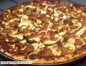 Pizza courgette sauce salsa et moutarde à l'ancienne