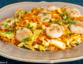 Salade de chou chinois aux carottes et saint-jacques