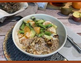 Bowl de fruits d’hiver, noix et flocons de sarrasin
